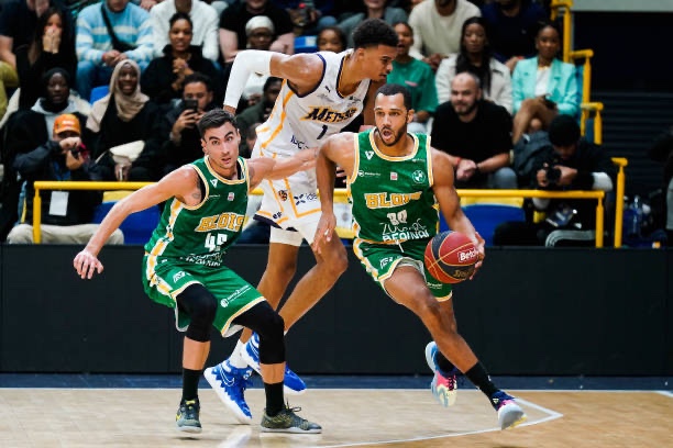 Paul Rigot defending Victor Wembanyama in pro French league