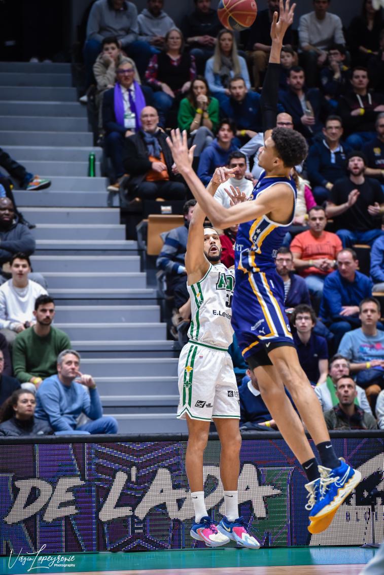 Paul Rigot shooting over Victor Wembanyama